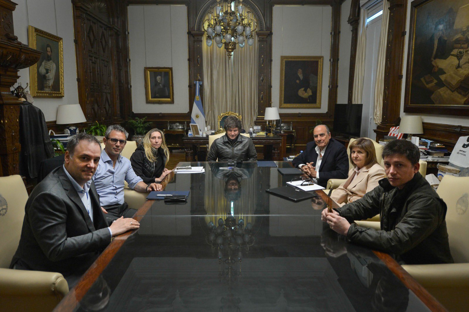 La mesa de la No política 